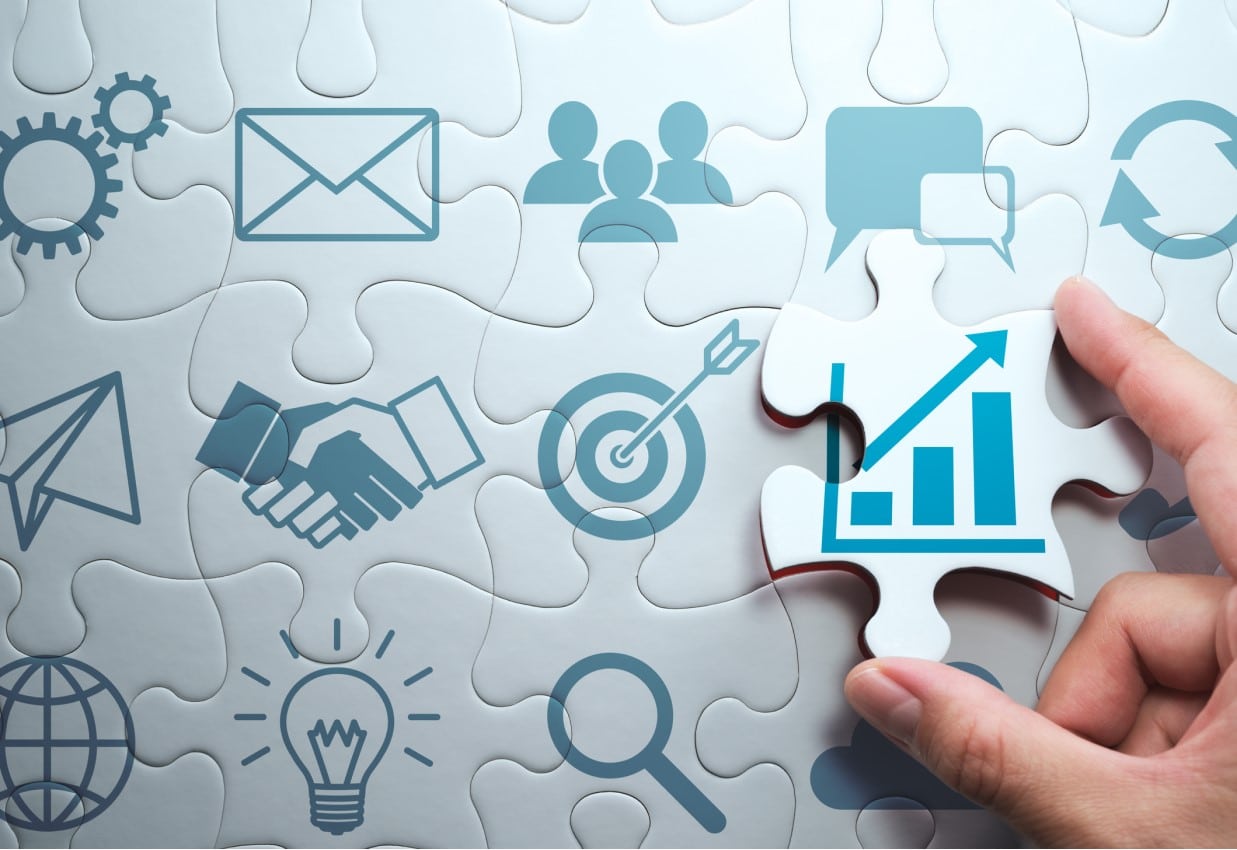 Online Marketing Manager ; Puzzleteile mit blauen Icons Umschlag, Zielscheibe, Handschlag, Statistik, Lupe