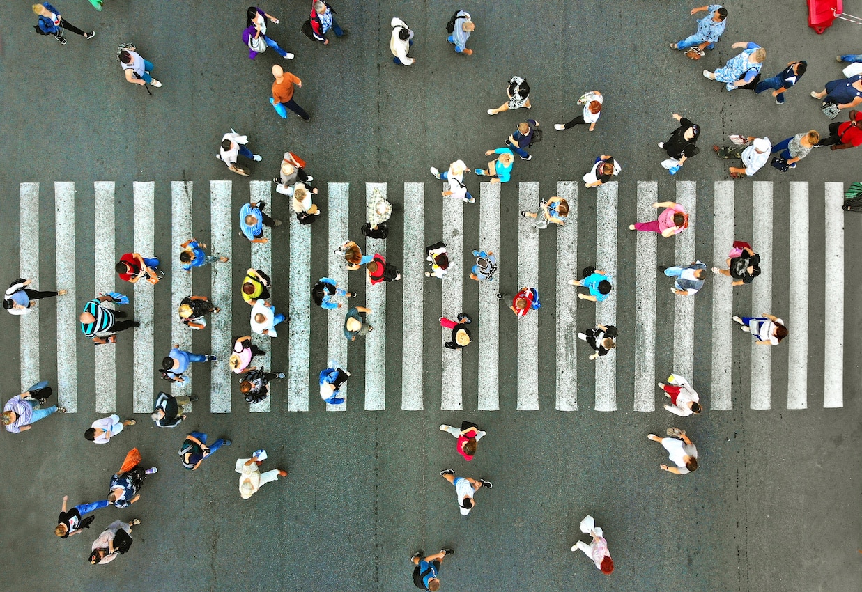 Cross Channel Marketing Artikelbild SMA - Fußgänger überqueren einen Zebrastreifen