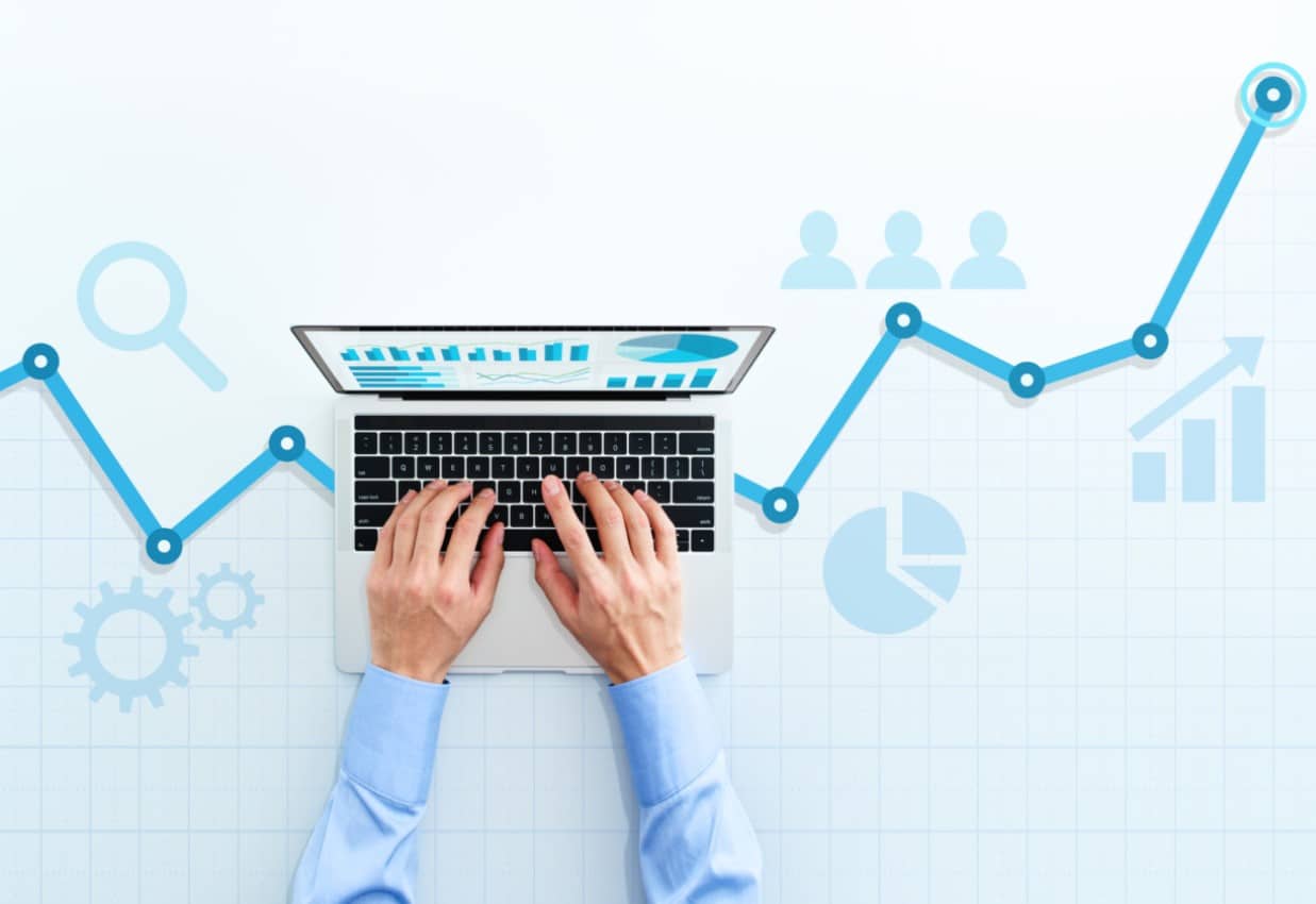 Landingpage erstellen ,Hände auf einem Laptop blaue Diagramme