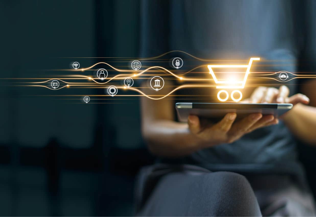 E-Commerce Manager werden ; golden leuchtender Einkaufswagen auf schwarzem Hintergrund