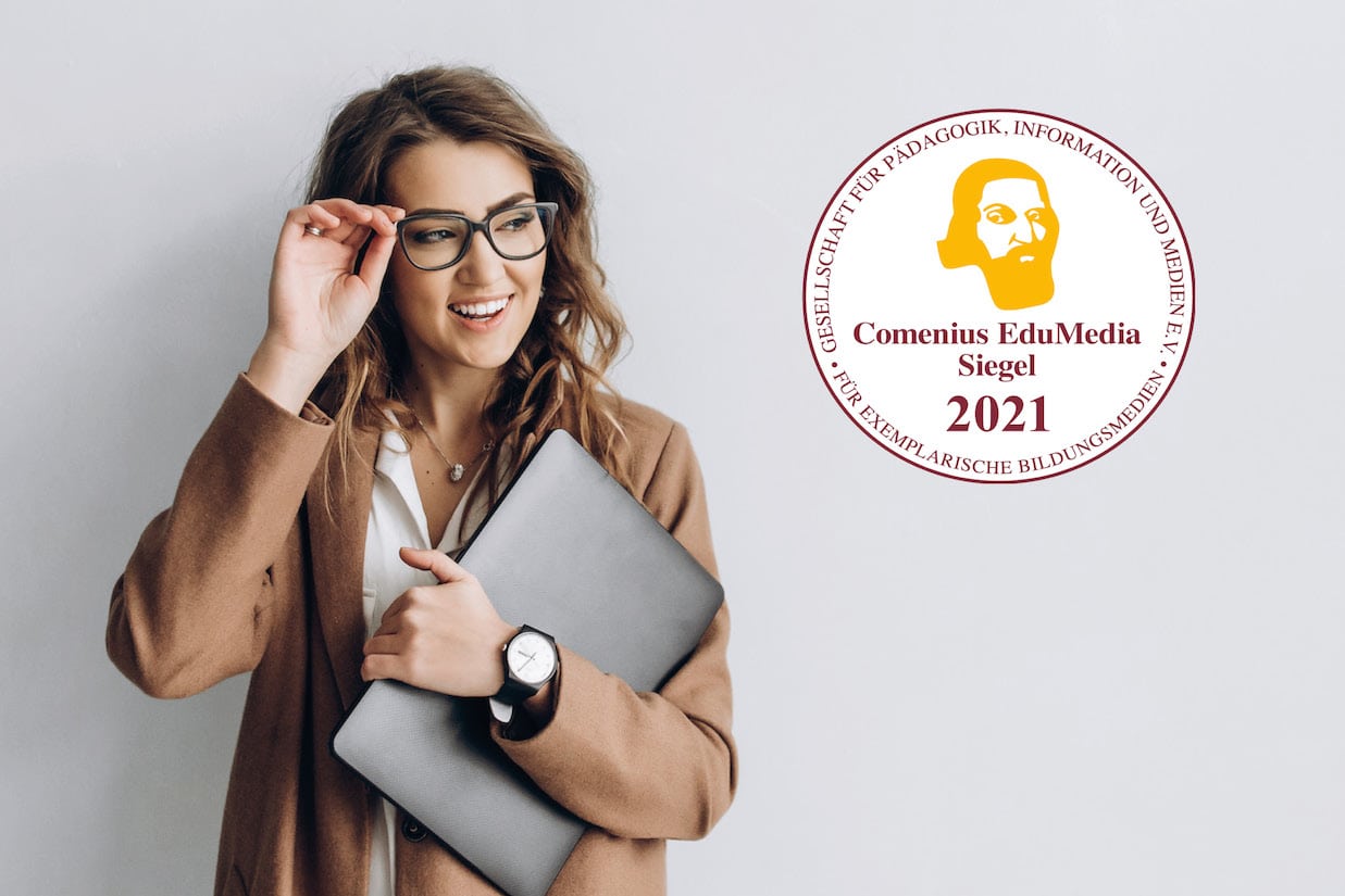 Junge Dame mit Laptop und Brille Hellgrauer Hintergurnd.