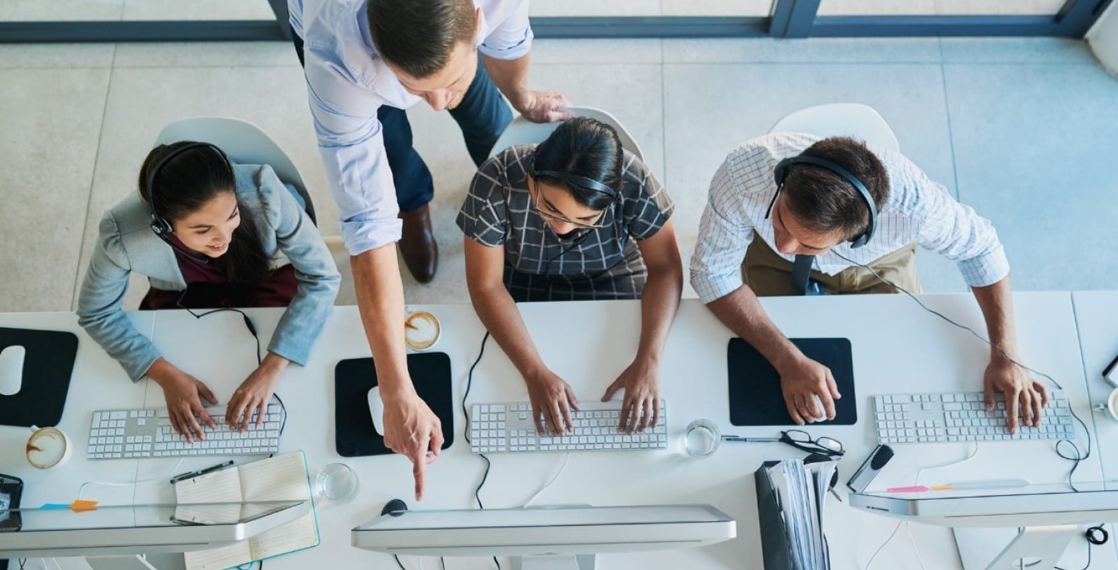 Digitalisierung im Vertrieb; Arbeitende Kollegen