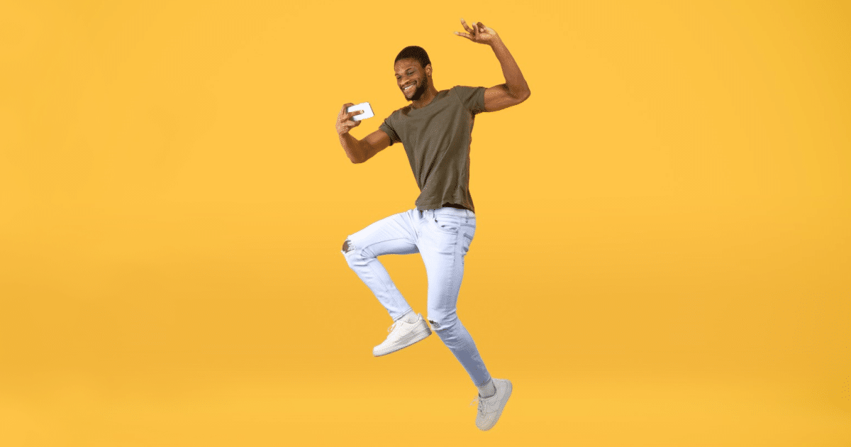 Mann macht Selfie mit Smartphone - Bild zu Social Media Grundlagen Gratiskurs