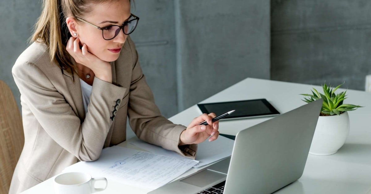 Frau arbeitet Laptop Weiterbildung Marketing Vertrieb
