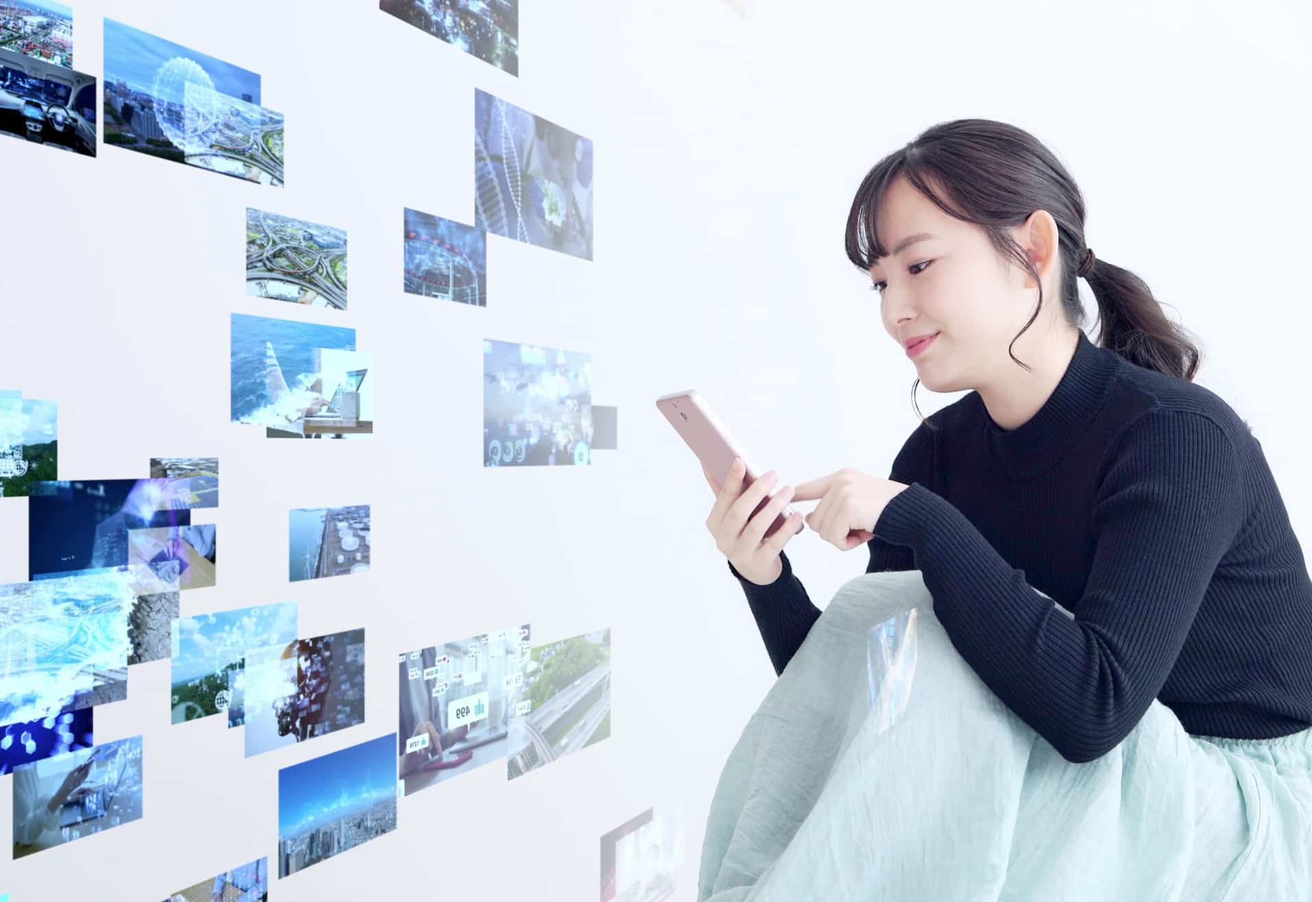 sharepics erstellen; Frau mit Smartphone4