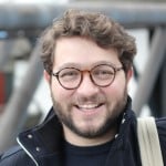 Online Marketing Manager Schwerpunkt E-Commerce ; Referenz Mann mit Brille