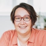 E-Commerce Manager - Referenz Frau mit Brille