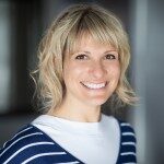 Referenzseite - blonde Frau mit gestreiftem Shirt
