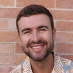 Online Marketing Manager ; Referenz Mann mit braunen Haaren