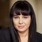 Social Media Manager - Referenz Frau mit schwarzen Haaren