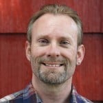Online Marketing Manager Schwerpunkt E-Commerce ; Referenz Mann mit kariertem Hemd