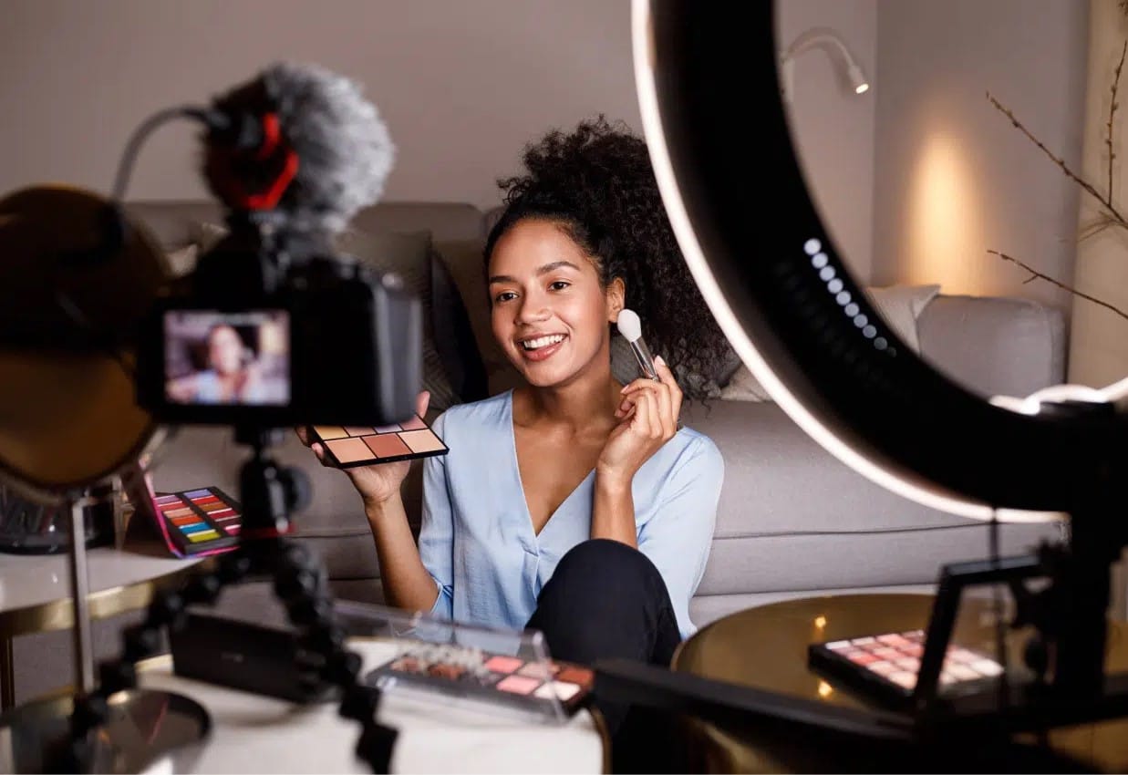 Wie werde ich Influencer ; Frau vor der Kamera