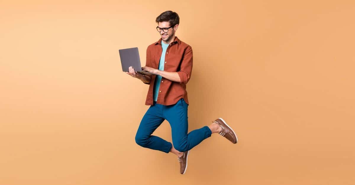 Gratiskurs Digital Sales; Wordpress Preview; Mann mit Laptop