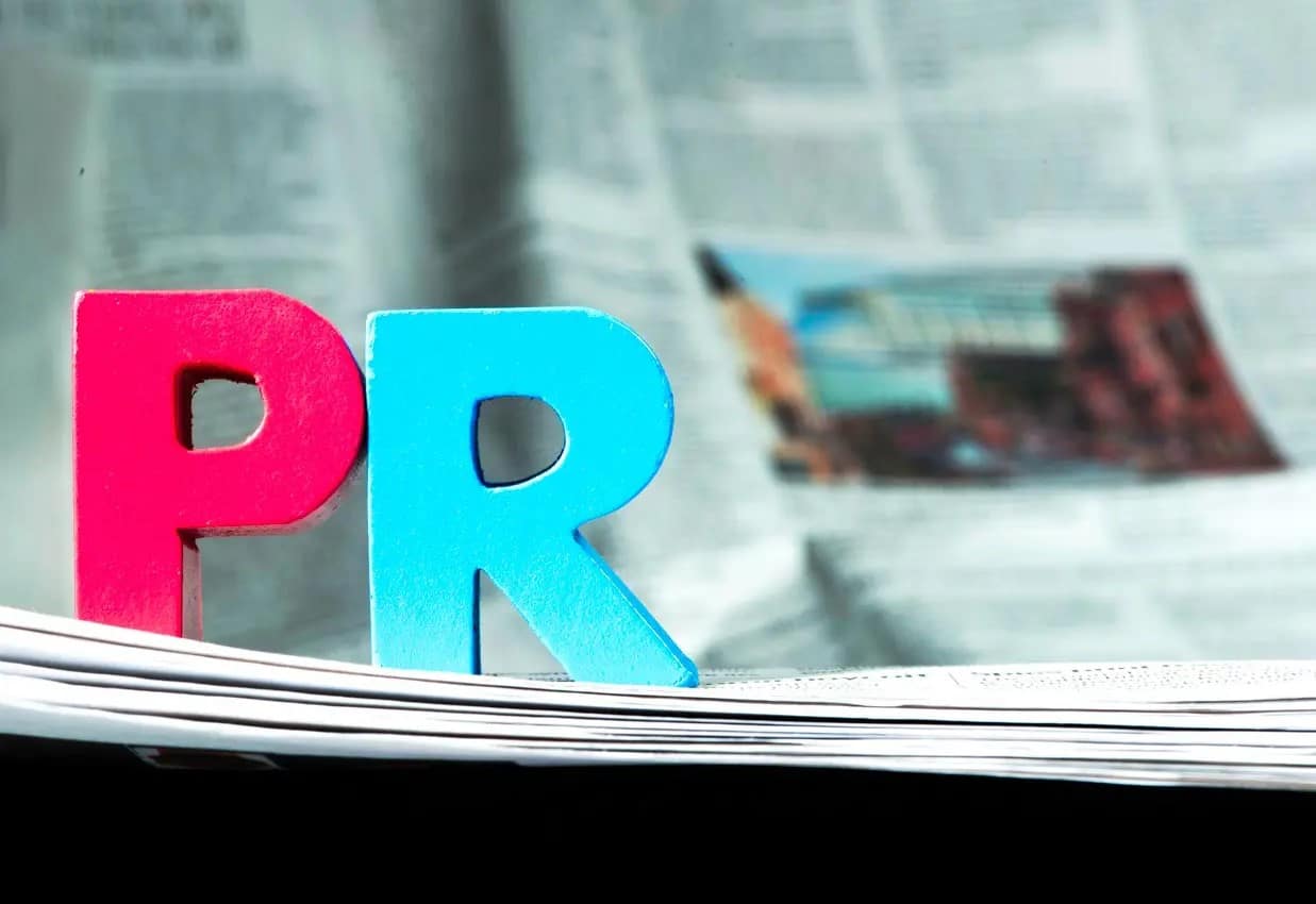 PR ; pinkes P und blaues R