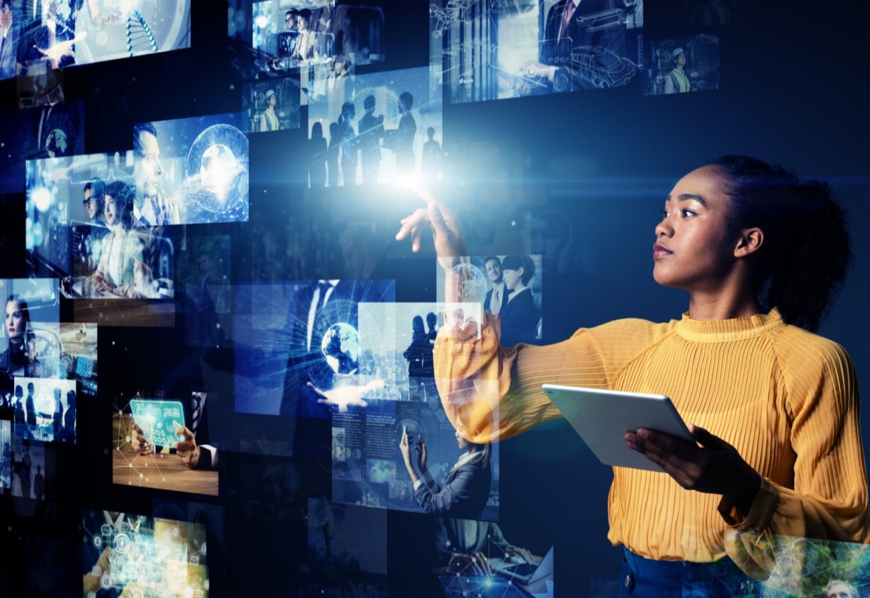 Content Marketing ; Frau in gelbem Pulli zeigt auf Fotos