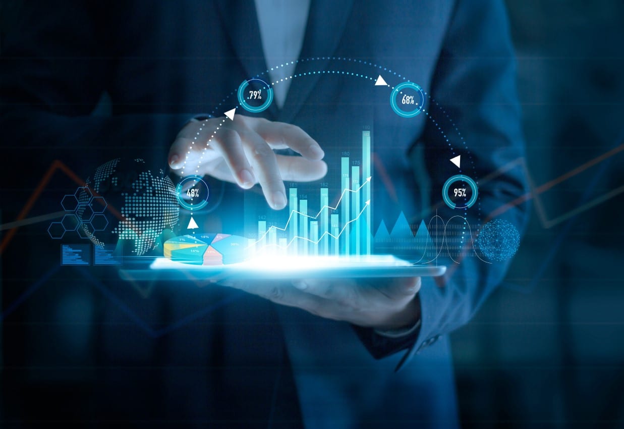 Konkurrenzanalyse ; Ein Mann hält ein Tablet mit einem Säulendiagramm