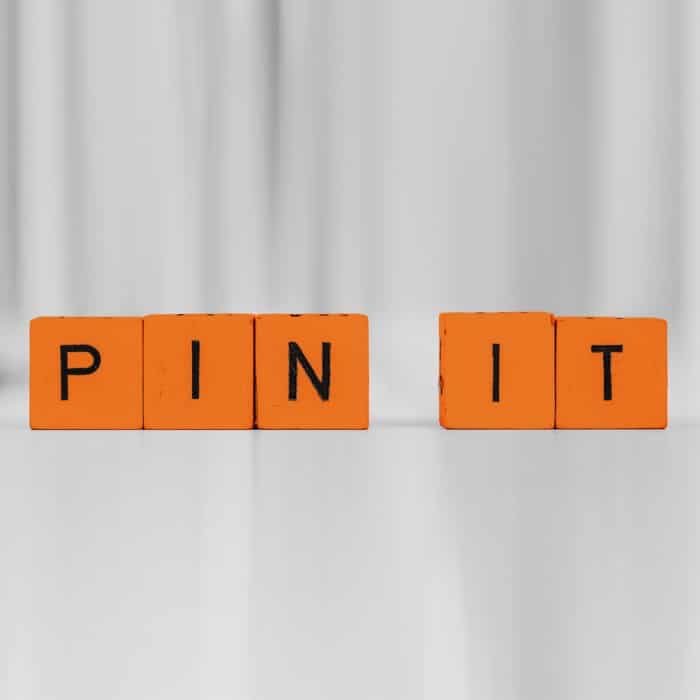 Pinterest für Unternehmen ; orangene Würfel PIN IT