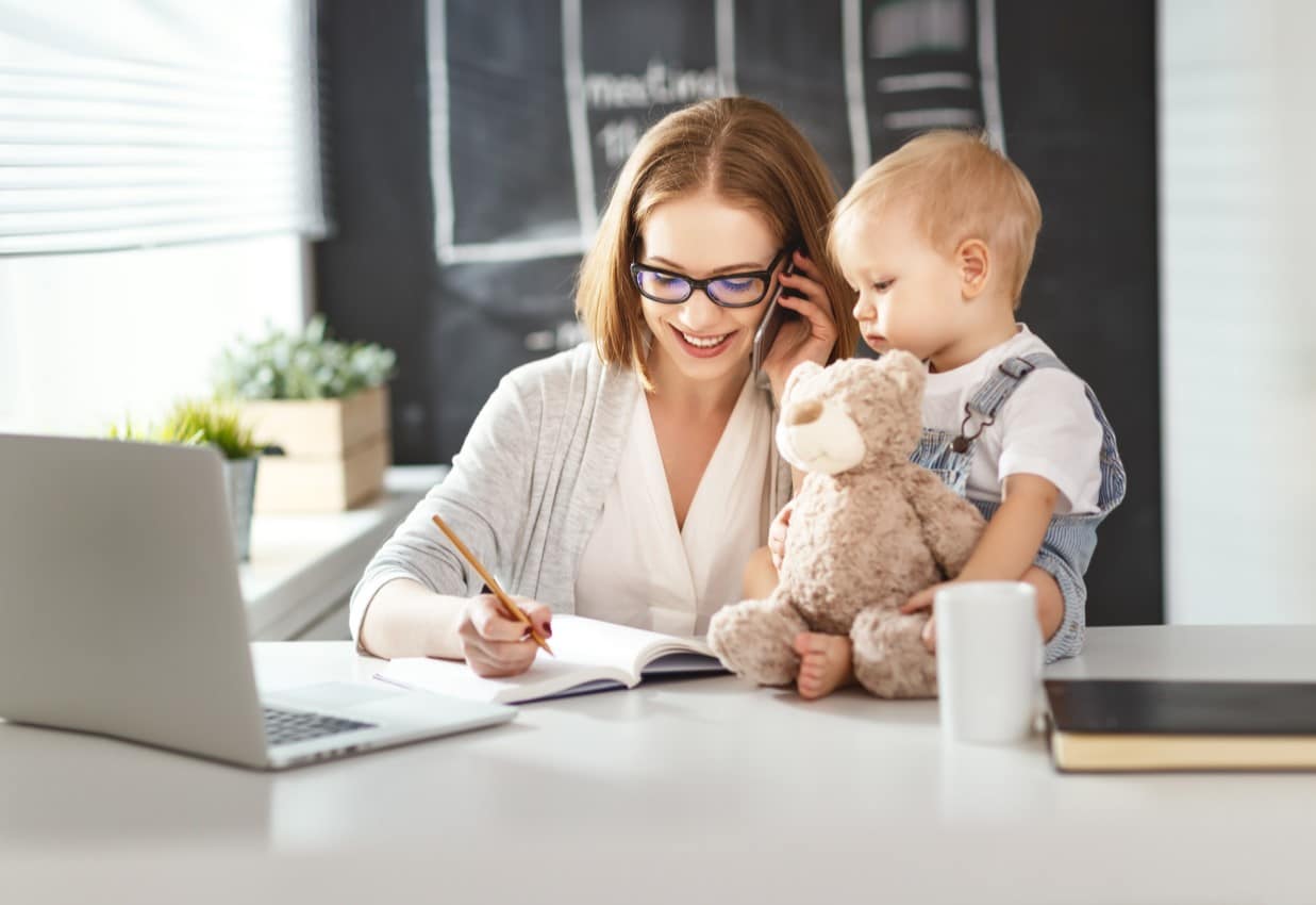 Rückkehr Elternzeit ; Mutter arbeitet zuhause mit Kleinkind