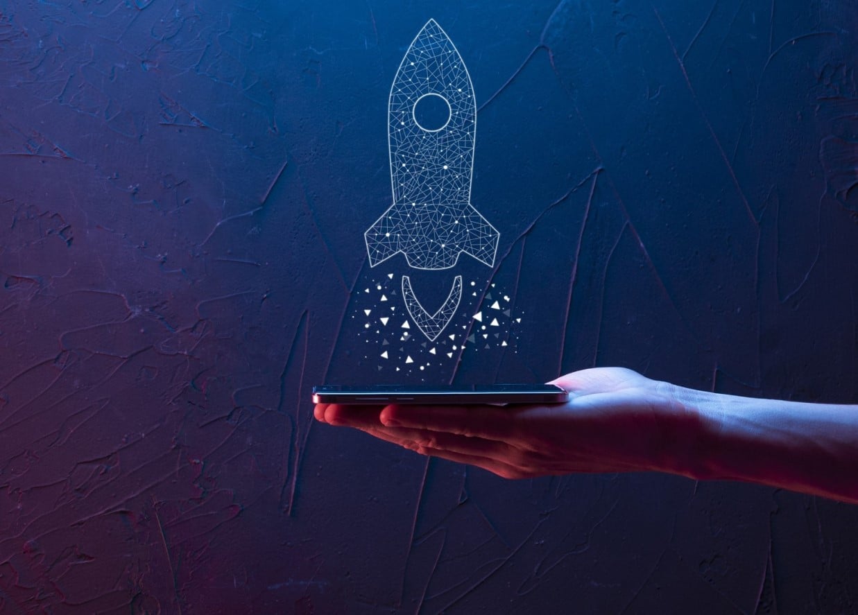 Was ist Online Marketing? Hand mit Tablet und Rakete