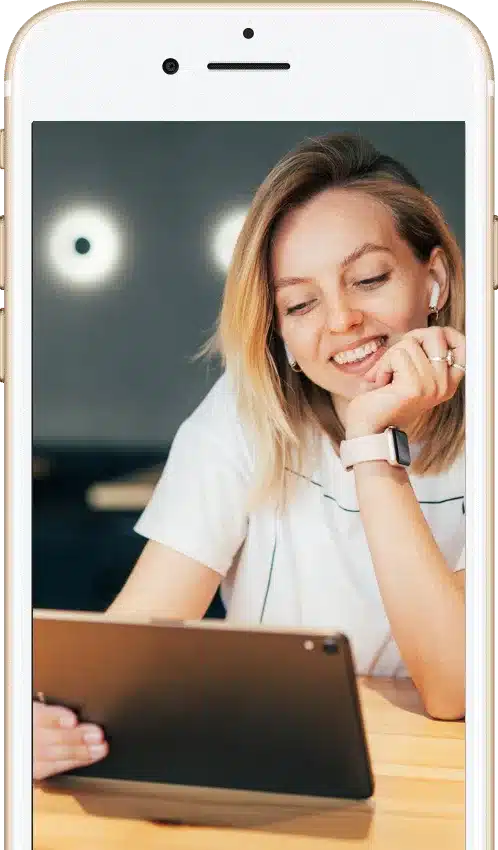 Mobile Phone mit junger Frau beim E-Learning Kurs Digital Content Creator