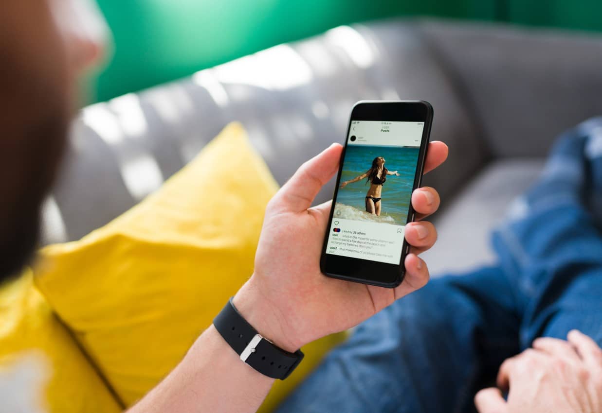 Instagram Post Format Beitragsbild Social Media AKademie, Mann mit Handy in der Hand auf Social Media